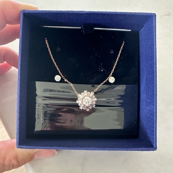 Swarovski Sunshine Set: necklace and earrings - Picture 2 of 4